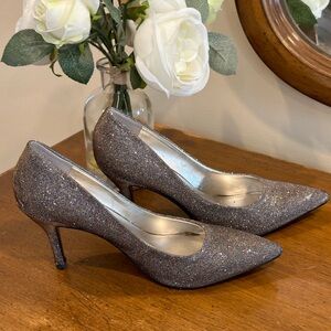 Gorgeous silver metallic pumps